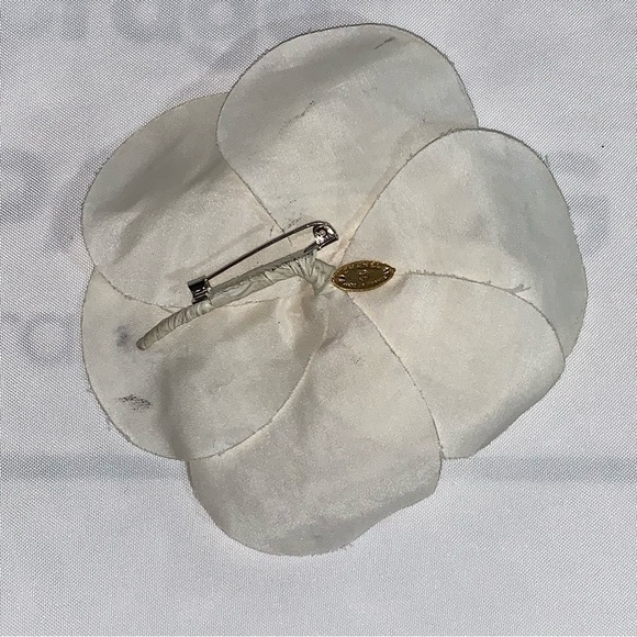 CHANEL hand wrapped white silk CAMELIA BLOSSEM pin back BROOCH - Picture 3 of 8